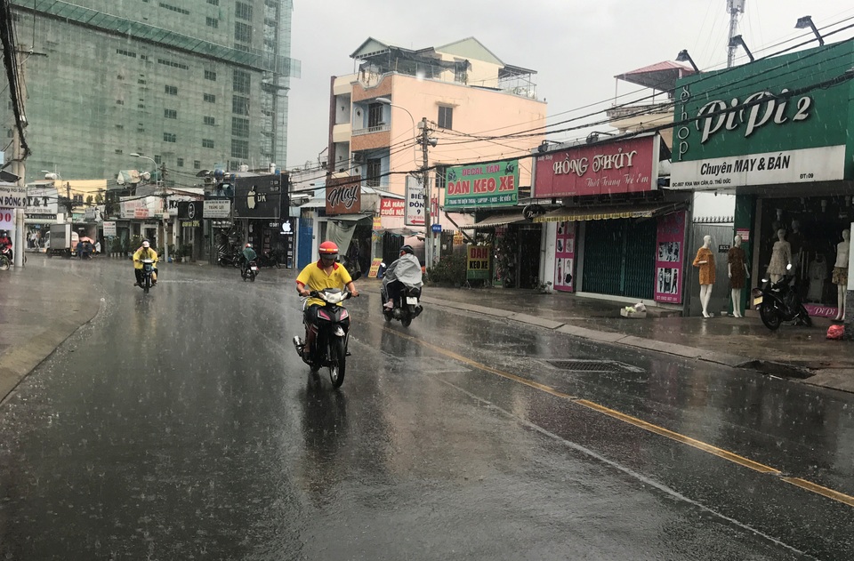 
Nhiều khu vực phía Đồng Sài Gòn và các vùng lân cận có mưa trái mùa vào chiều ngày 16/3. Nhiều người đi đường không chuẩn bị áo mưa đã bị ướt sũng.
