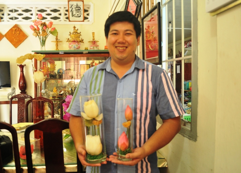 Thạc sĩ Hóa bỏ trời Âu… về Đồng Tháp làm hoa sen “sống lâu” - 2 Thời gian đầu, Chí Công mong muốn sản phẩm sống thọ trên 1 năm nhưng hiện nay Công chỉ yêu cầu sản phẩm của mình tươi tắn như hoa thật trong vòng 1 - 3 tháng