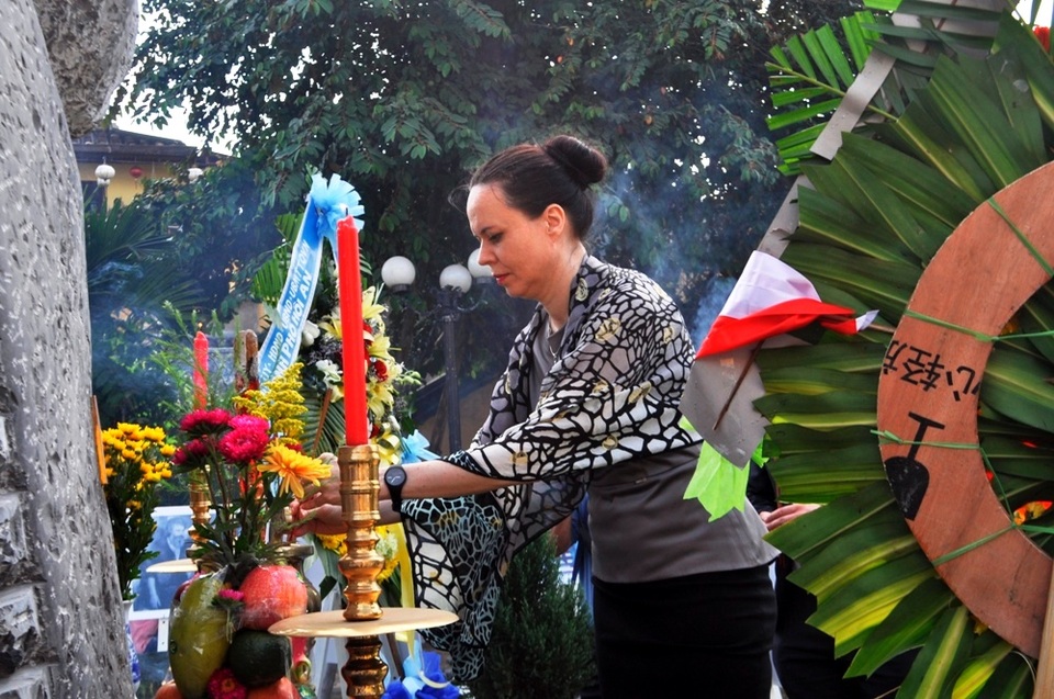 Bà Barbara Szymanowska- Đại sứ đặc mệnh toàn quyền nước Cộng hòa Ba Lan dâng hương