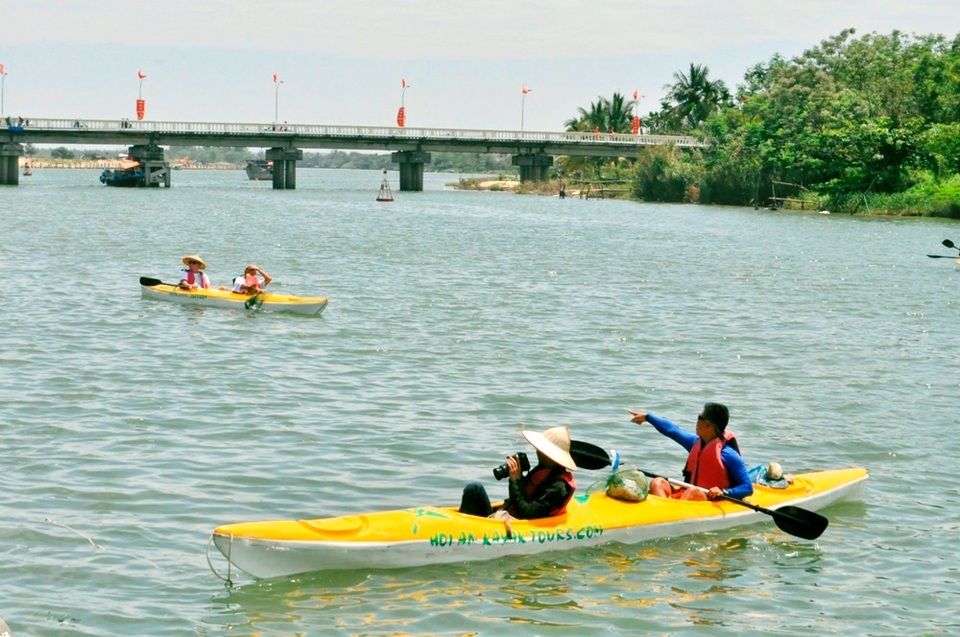 Khách tham gia tour, sẽ xuất phát từ bến đò Cẩm Thanh (bến đò Thuận Tình) rồi chèo thuyền đi khắp khu vực của sông Hoài