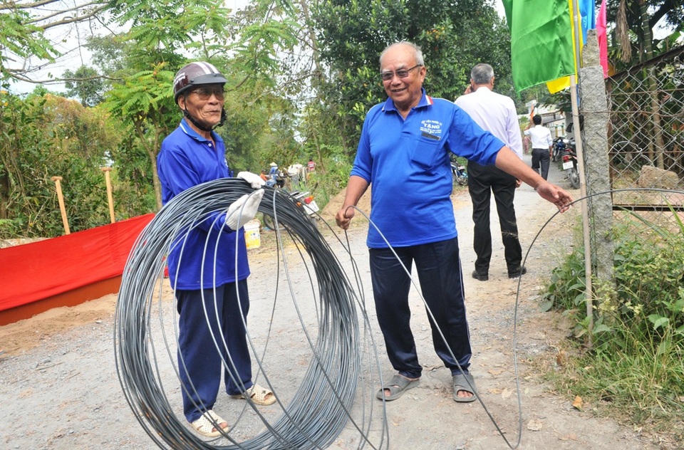 Những cụ ông 70 tuổi vác cát, bẻ sắt… xây cầu từ thiện - 2 Cụ Bùi Văn Lợi (74 tuổi) và cụ Nguyễn Hòa Ân (76 tuổi) phụ trách việc bẻ sắt...