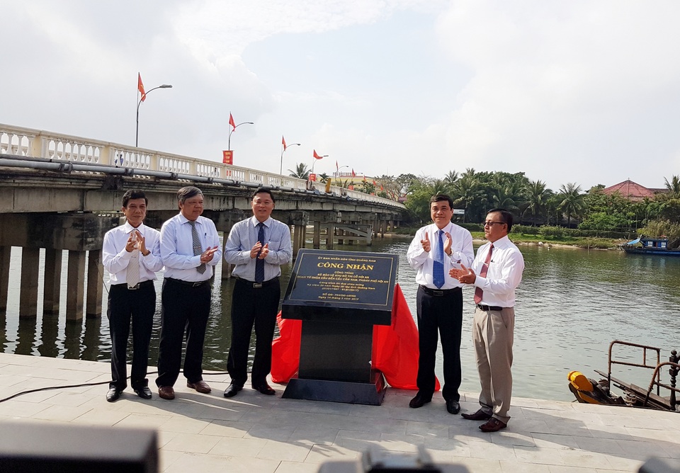 Lãnh đạo tỉnh Quảng Nam gắn biển công trình chào mừng 42 năm ngày giải phóng và 20 năm ngày tách tỉnh