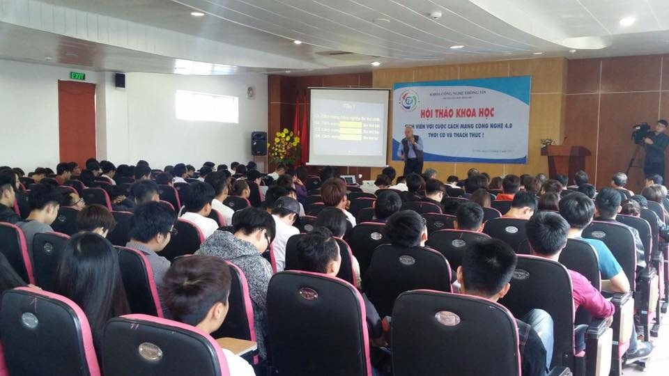 "Các em sinh viên ngày nay còn giỏi và sáng tạo hơn so với nhiều kỹ sư bài bản" - 2 GS TSKH Nguyễn Xuân Huy phát biểu tại buổi Hội thảo.