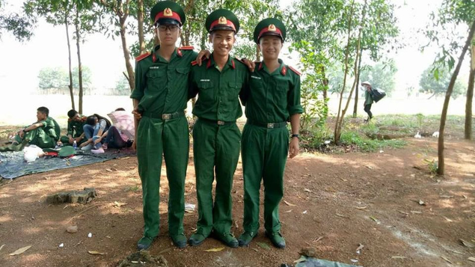Thú vị chàng học viên quân sự chơi nhạc Sơn Tùng M-TP bằng bút bi - 2 Thú vị chàng học viên quân sự chơi nhạc Sơn Tùng M-TP bằng bút bi - 2