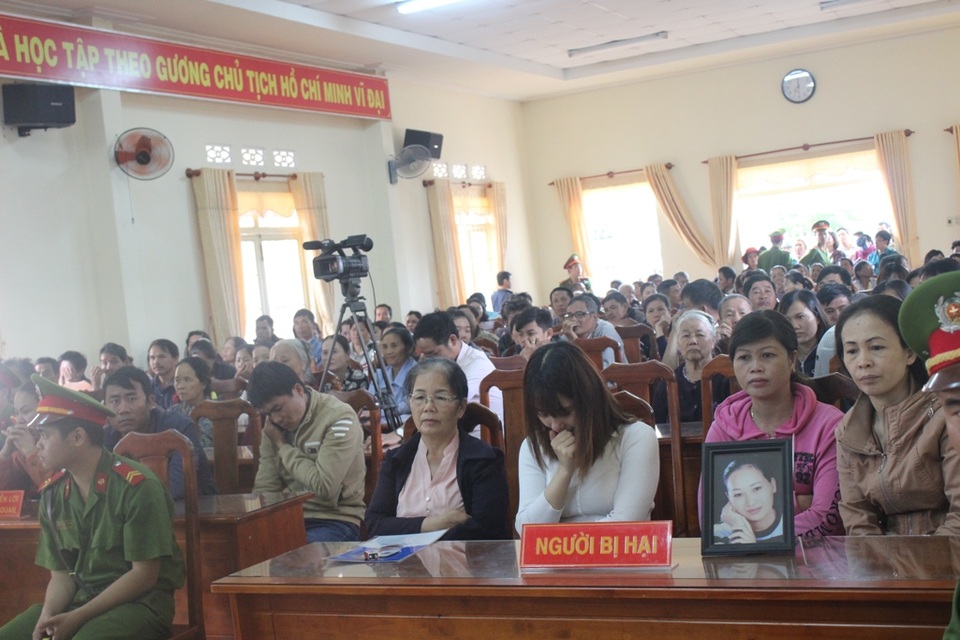 Xét xử vụ án giết 3 người, phi tang xác tại Lâm Đồng - 2 Toàn cảnh phiên tòa, gia đình người bị hại đến từ rất sớm