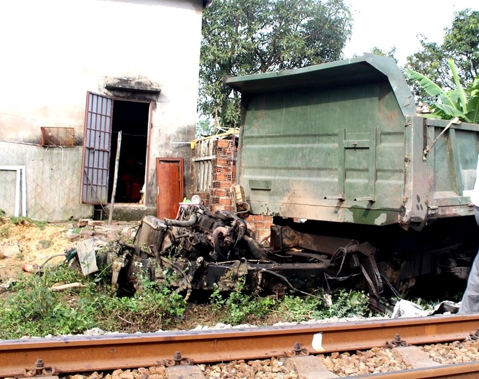 Tàu hỏa tông nát đầu xe tải, tài xế trọng thương - 2 Đầu xe tải văng ra khỏi đầu xe và hư hỏng nặng