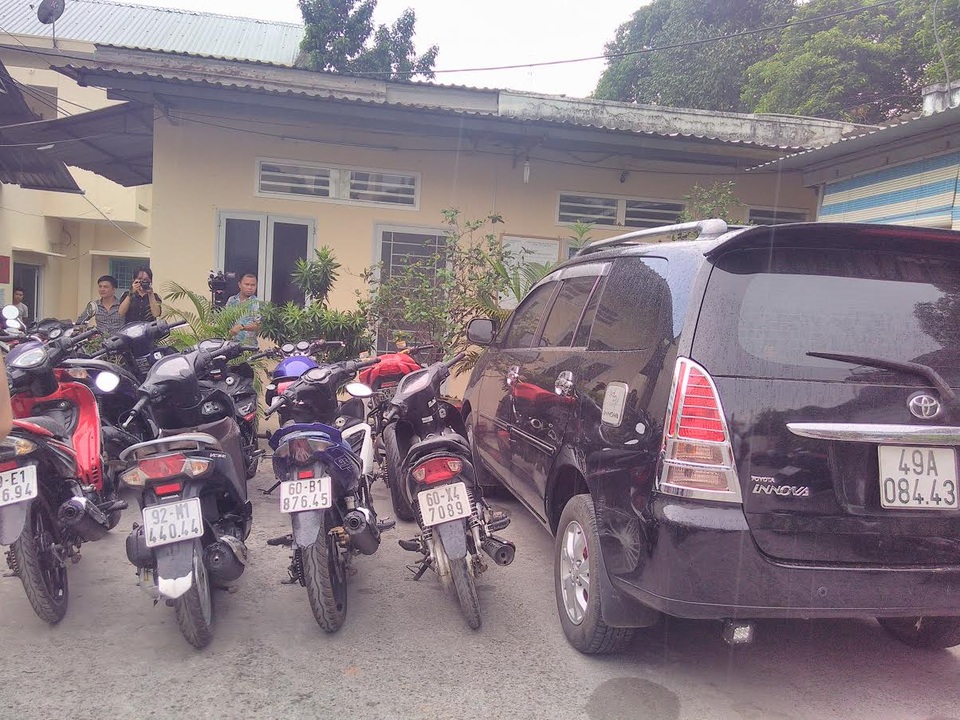 Khám xét nơi ở các đối tượng, công an thu giữ 16 xe máy các loại, 1 xe ô tô, giấy tờ xe, bằng lái…