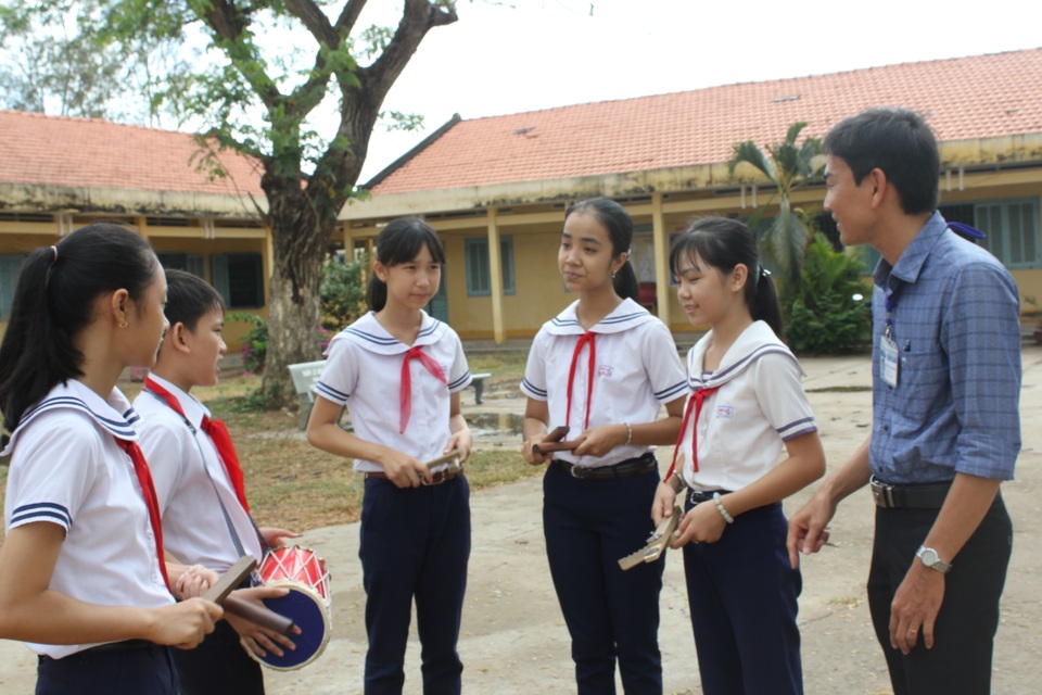 Thấy trò trường THCS Phú Lễ học hát sắc bùa