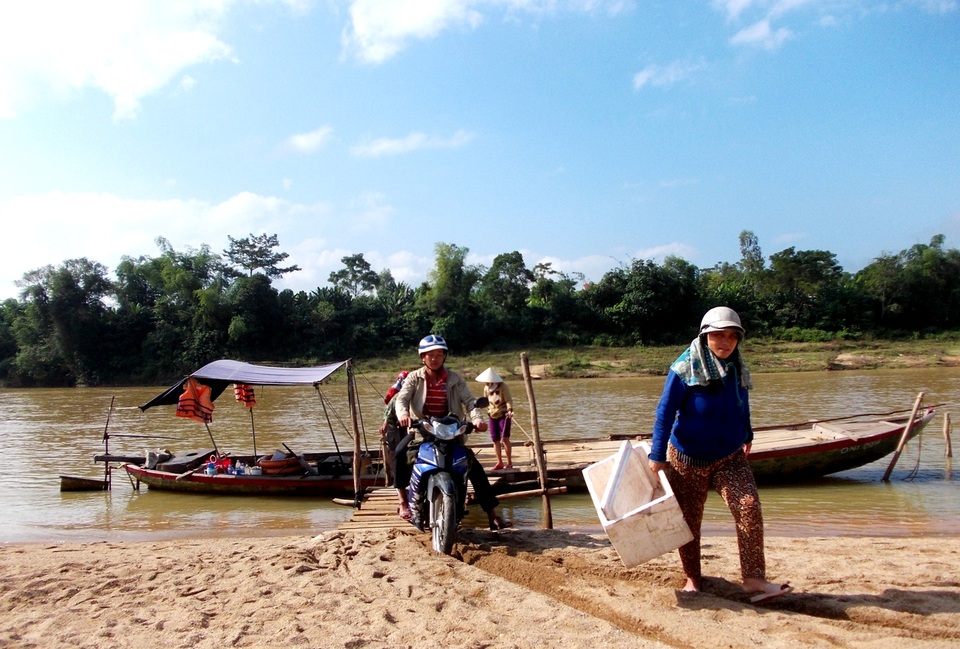 Mòn mỏi mong một cây cầu nối đôi bờ Vu Gia - 2 Người dân đi lại làm ăn phải lụyn đò rất nguy hiểm