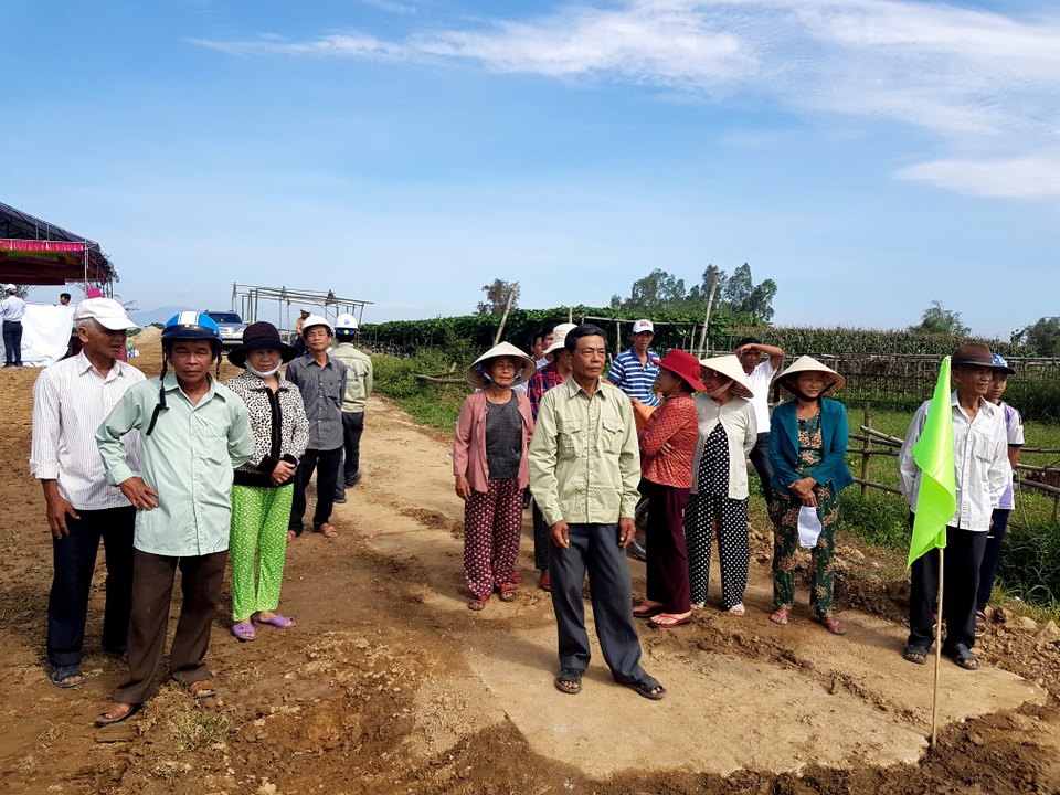 Dân hiến đất làm cầu, mong không còn cảnh “liêu xiêu” qua sông - 2
Rất đông người dân địa phương háo hức mong chờ cây cầu mới.