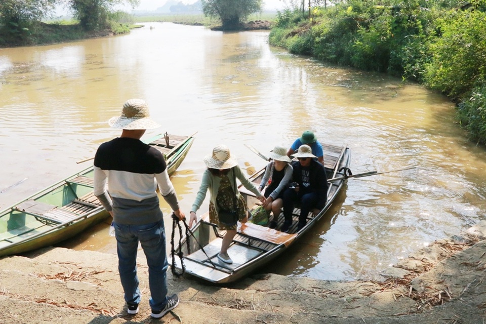 Chiêm ngưỡng vẻ đẹp lung linh của “dải ngân hà trong lòng núi” - 4 Để đến được động phải đi thuyền khoảng 1km từ bản Thổ Hà, trên dòng sông bến Đang, quanh co uốn lượn.