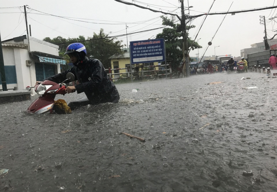 Mưa cực lớn, phía Đông Sài Gòn chìm trong biển nước - 11 Người dân bì bõm lội qua vùng ngập nước sâu gần 1m trên đường Tô Ngọc Vân, Thủ Đức.