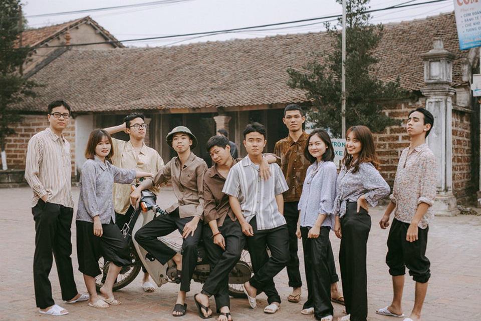 Bộ ảnh kỷ yếu như thời bao cấp của sinh viên Hà Nội gây sốt mạng - 2 Thời kỳ bao cấp không còn là thước phim xa lạ với nhiều người vì những mốc lịch sử đáng nhớ, các sự kiện đặc biệt đã được ghi dấu trong ống kính của nhiều nhiếp ảnh gia nước ngoài. Thế nhưng với tình yêu nhiếp ảnh, nhóm bạn trẻ này vẫn quyết tâm tái hiện tại khung cảnh chân thực của làng quê Việt Nam của một thời để nhớ.