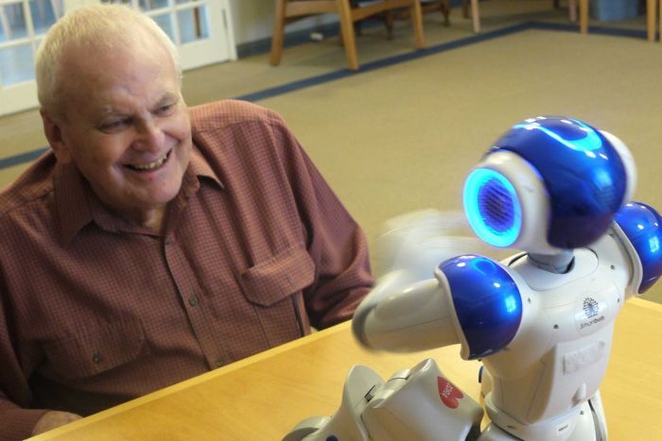 Robot kết hợp thực tế ảo được dùng để chữa trị cho bệnh nhân sa sút trí tuệ - 1 Ảnh: Bệnh nhân Colin Farmer tỏ ra vô cùng thích thú khi chơi trò chơi cùng robot Alice.
