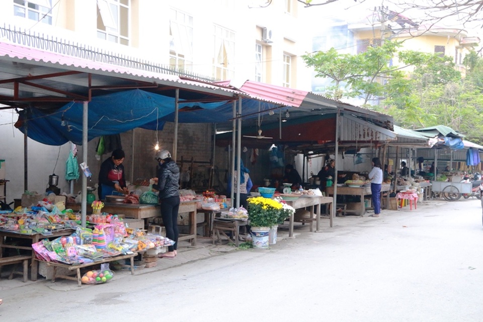 Vỉa hè bị “xẻ thịt”, phường đếm mét vuông thu phí! - 2 Nhiều ki ốt kiên cố ở chợ Bóp được người dân dựng lên san sát nhau buôn bán đủ các mặt hàng.