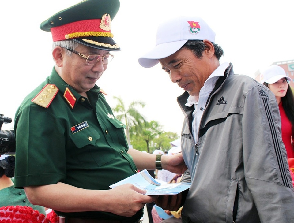 100 ngàn người thương vong do bom mìn còn sót sau chiến tranh - 2 Thượng tướng Nguyễn Chí Vịnh tặng quà đến các nhận nhân bom mìn ở Quảng Nam