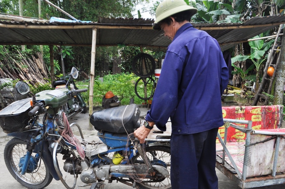 Gặp ông lão “gàn”, suốt đời vì người dưng - 2 Ông luôn giúp đỡ mọi người dù bất cứ đâu, bên xe ông cũng luôn để sẵn bình xăng để khi gặp người lỡ đường thì giúp
