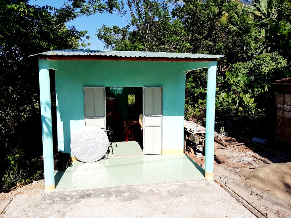 Người đàn ông sống trong căn nhà dột nát đã có nhà mới - 2 Ngôi nhà mới khang trang của ông Lộc có sự hỗ trợ của bạn đọc Dân trí