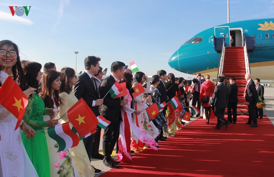 Kiều bào chào đón Chủ tịch Quốc hội Nguyễn Thị Kim Ngân thăm Hungary - 2 Kiều bào chào đón Chủ tịch Quốc hội Nguyễn Thị Kim Ngân thăm Hungary - 2