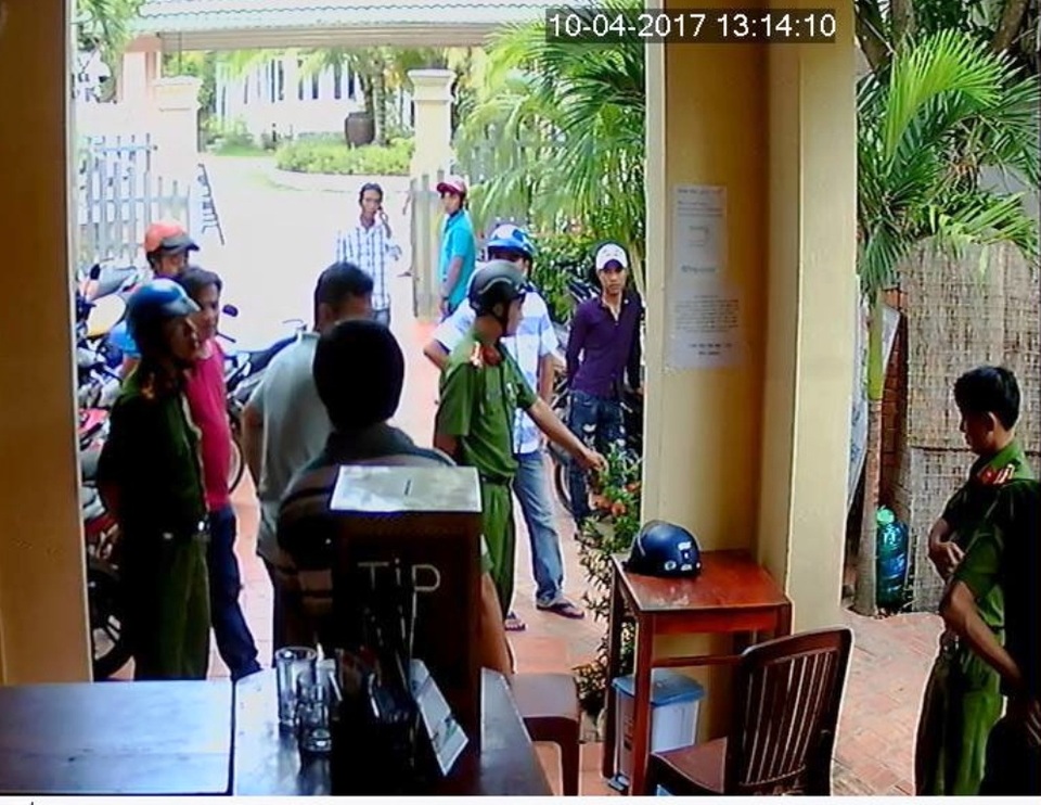 Xông vào nhà nghỉ chĩa súng ép chủ nhà đóng cửa? - 3
Gia đình ông Sỹ bức xúc khi công an thị trấn Dương Đông đến nhà, nhóm người vẫn còn tại hiện trường nhưng công an không lập biên bản sự việc.