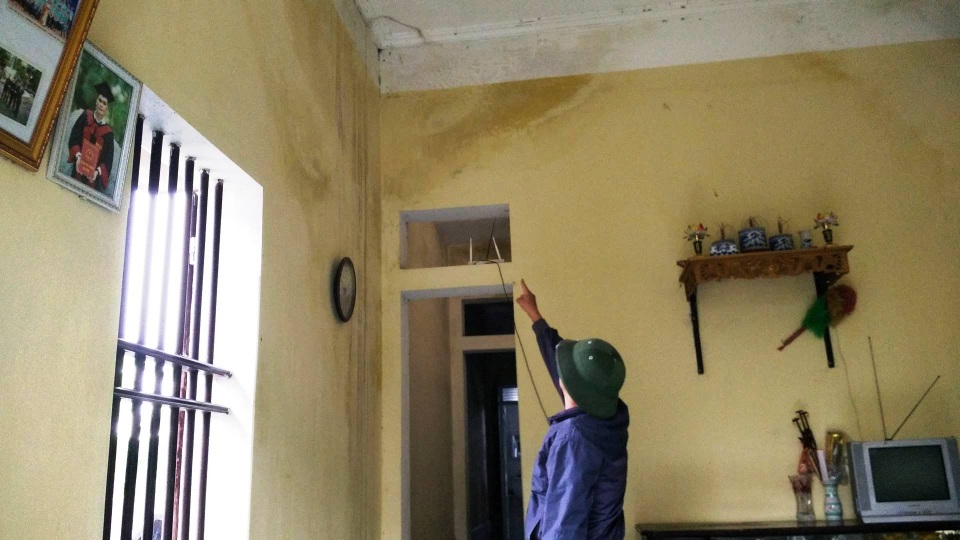 70 hộ dân gần chục năm khốn khổ sống "treo" ngay giữa thành phố! - 2 Căn nhà mái bằng xuống cấp nhưng nhiều năm qua gia đình ông Phú không dám sửa chữa.