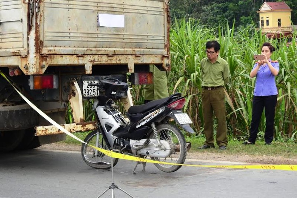 
Cơ quan công an dựng lại hiện trường để điều tra vụ tai nạn giao thông.
