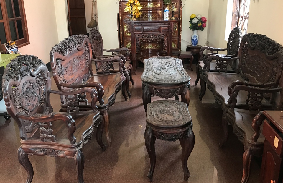Ngắm hai bộ bàn ghế “long, lân, quy, phụng” giá gần 10 tỷ đồng - 2
Hai bộ đồ gỗ (mỗi bộ gồm 9 món) được trưng bày trong nhà vị đại gia ở Sài Gòn.