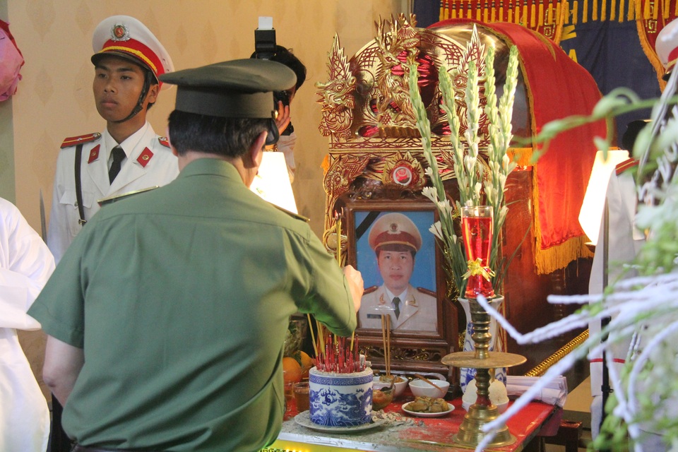 Lời khai của tài xế lái xe cán tử vong Thiếu tá CSGT - 3
Lãnh đạo Bộ Công an, lãnh đạo UBND, Ban Giám đốc Công an tỉnh Đồng Nai cùng nhiều ban ngành, đoàn thể đã đến thắp nhang, chia buồn cùng gia quyến Thiếu tá Lê Quang Minh.
