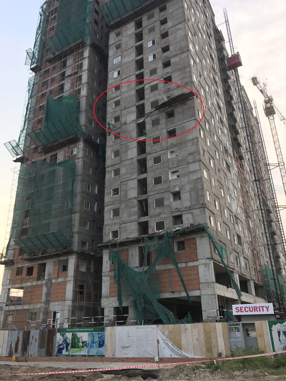 
Vị trí tầng 9 công trình xây dựng chung cư và thương mại Tam Phú, nơi 2 công nhân đang làm việc và bị rơi xuống đất.
