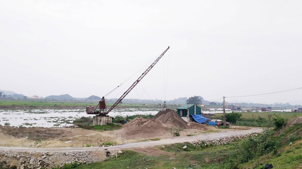 Ninh Bình: Hàng loạt bãi cát "lậu" ngang nhiên hoạt động bên sông Hoàng Long - 1 Một bãi tập kết cát trái phép tại xã Gia Trung, huyện Gia Viễn nằm ngay bên sông và đê tả sông Hoàng Long.