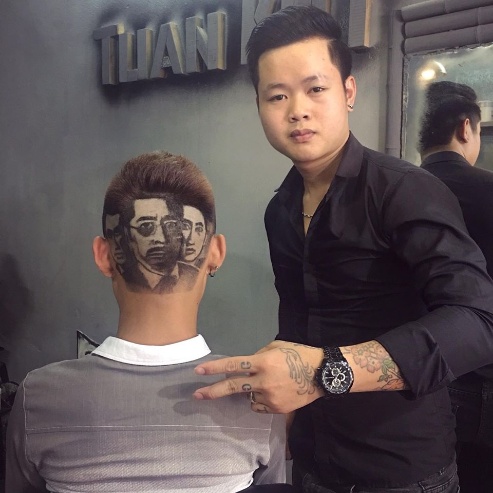 9X cắt tỉa tóc thành chân dung diễn viên phim "Người phán xử" - 1 Anh Tuấn Kot bên tác phẩm 3 nhân vật chính trong phim Người phán xử do anh thực hiện.