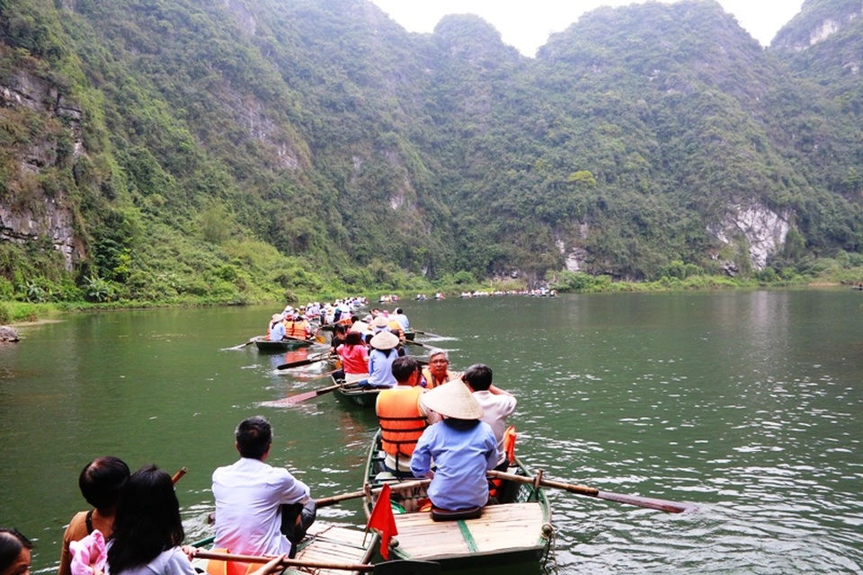 Tràng An hiện nay là điểm du lịch đông nhất miền Bắc. Không chỉ khách du lịch trong nước mà còn có lượng lớn khách quốc tế cũng đổ về đây để khám phá di sản hỗn hợp đặc biệt của Việt Nam.