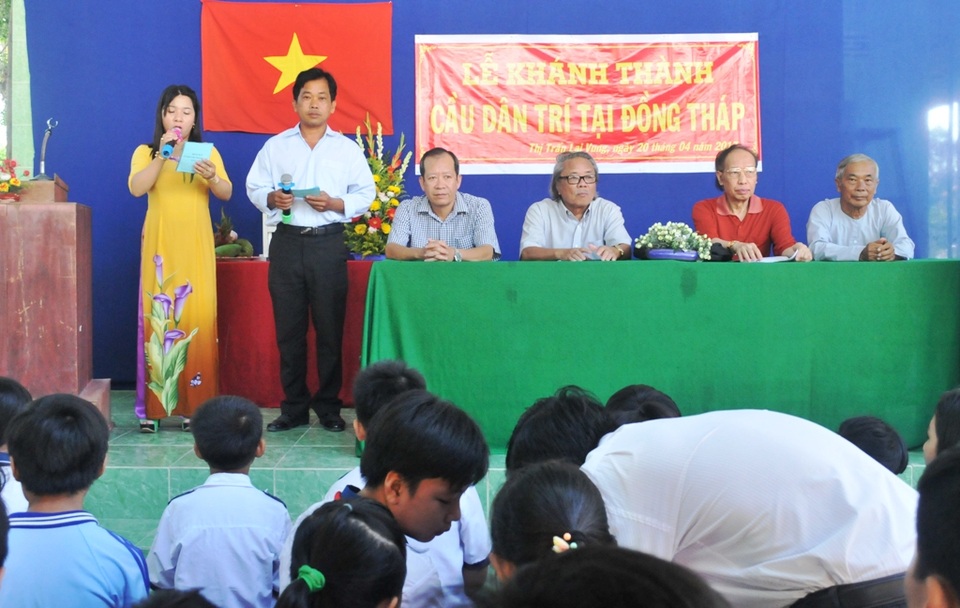 Niềm vui ngày khánh thành cầu Dân trí thứ 12 tại Đồng Tháp - 1 Sau hơn 2 tháng thi công, cầu Dân trí bắc qua kênh Cái Bàn chính thức được khánh thành