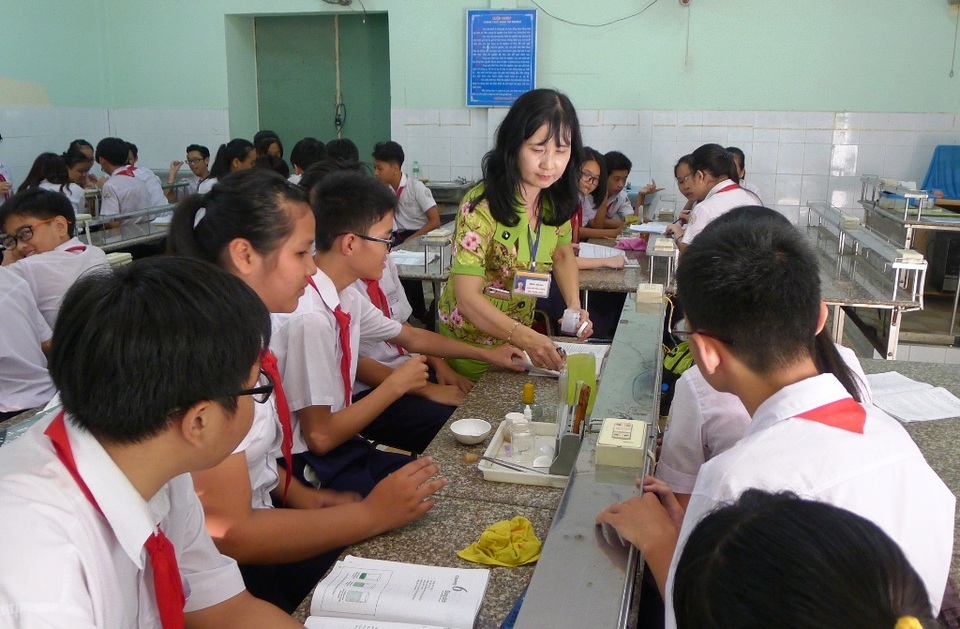Cô giáo 20 năm “cặm cụi” luyện học sinh giỏi… nhưng không bao giờ tính công - 2 Cô Hoa chia sẻ khi làm một việc gì đó muốn thành công thì trước hết bản thân chúng ta phải tâm quyết với công việc đó