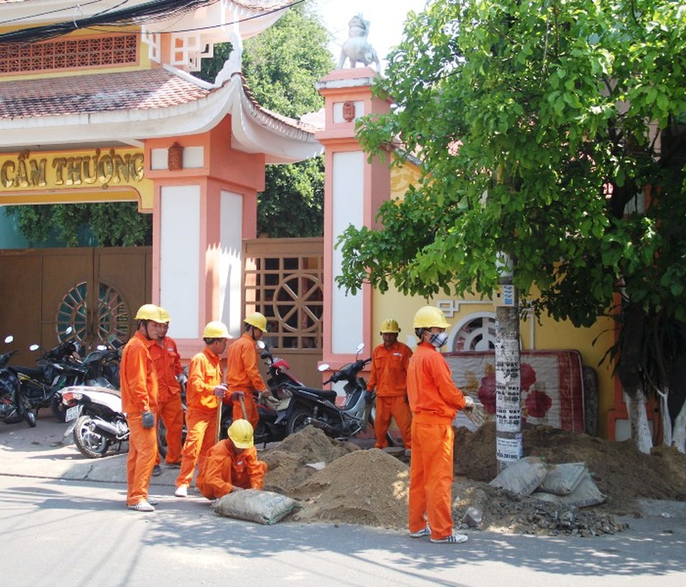 Vụ sập nhà 2 tầng: Đề nghị xem xét khởi tố vụ án - 4 Công nhân điện lực Bình Định đang khẩn trương đào trụ điện bị gãy và thay thế trụ điện mới để cấp điện lại cho người dân