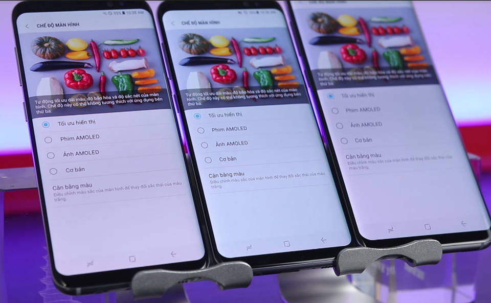 Màn hình của 2 chiếc S8/S8 Plus ở 2 bên ám đỏ hơn so với chiếc ở giữa.
