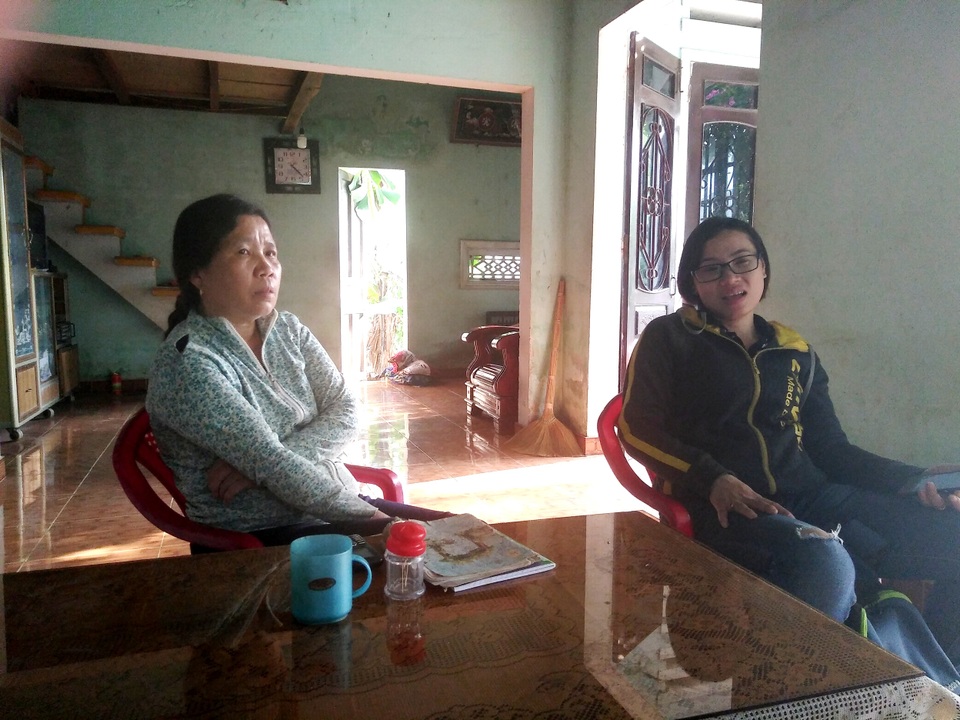 
Bà Thu (trái) kể lại sự việc chiếc xe máy của gia đình bị bà Tuyết đưa đi cầm cố và không trả.
