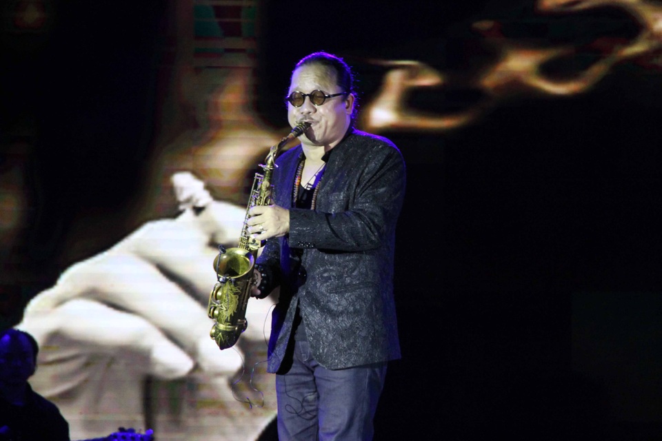 Nghệ sĩ saxophone Trần Mạnh Tuấn du dương với ca khúc “Cát bụi”