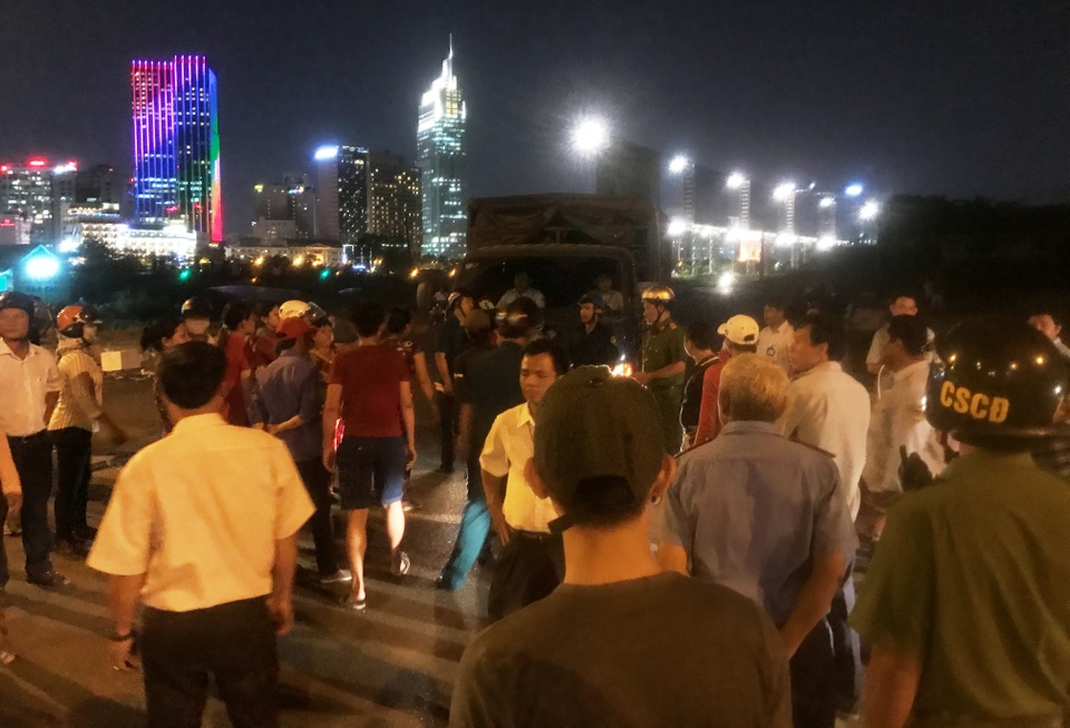Chống đối quyết liệt khi bị cấm buôn bán trên nóc hầm Thủ Thiêm - 1 Tổ công tác lập lại Trật tự đô thị của UBND quận 2, TPHCM làm nhiệm vụ tại khu vực nóc hầm Thủ Thiêm tối 21/4.