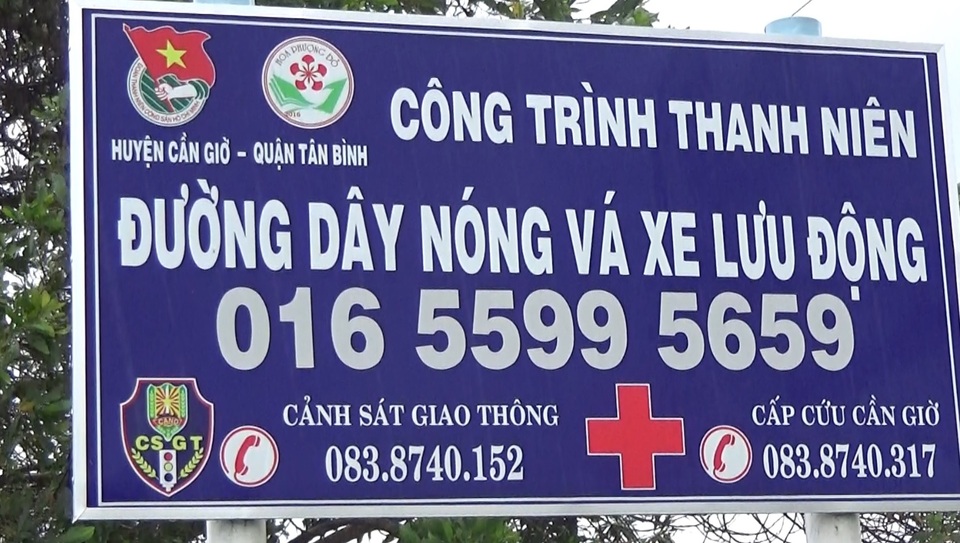 “Cứu tinh” cho sự cố xe cộ ở huyện đảo Cần Giờ - 3
Bảng thông tin đường dây nóng vá xe lưu động Cần Giờ.