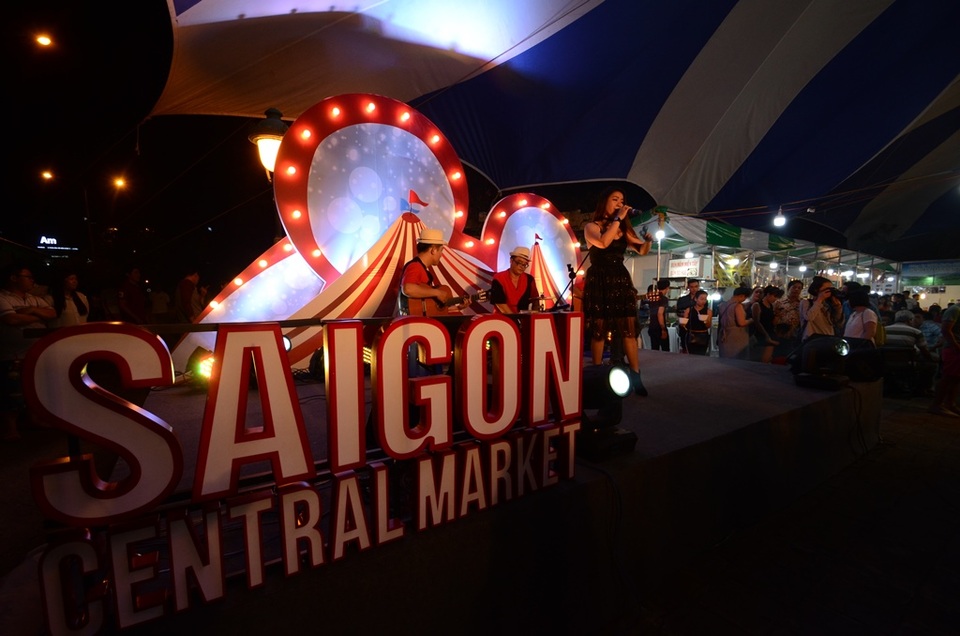 Một sân khấu mini phục vụ du khách bố trí ngay cạnh đường Tôn Đức Thắng.