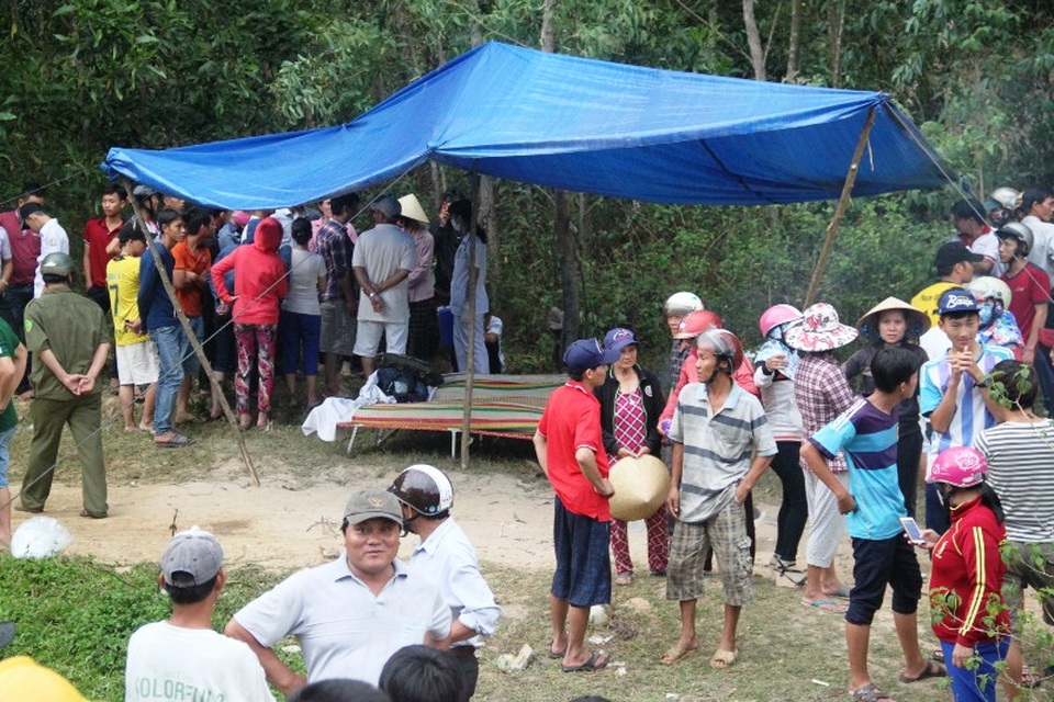 Tàu hỏa húc ô tô văng 50 mét, 4 người tử vong - 3
Người dân theo dõi lực lượng chức năng xử lí vụ tai nạn