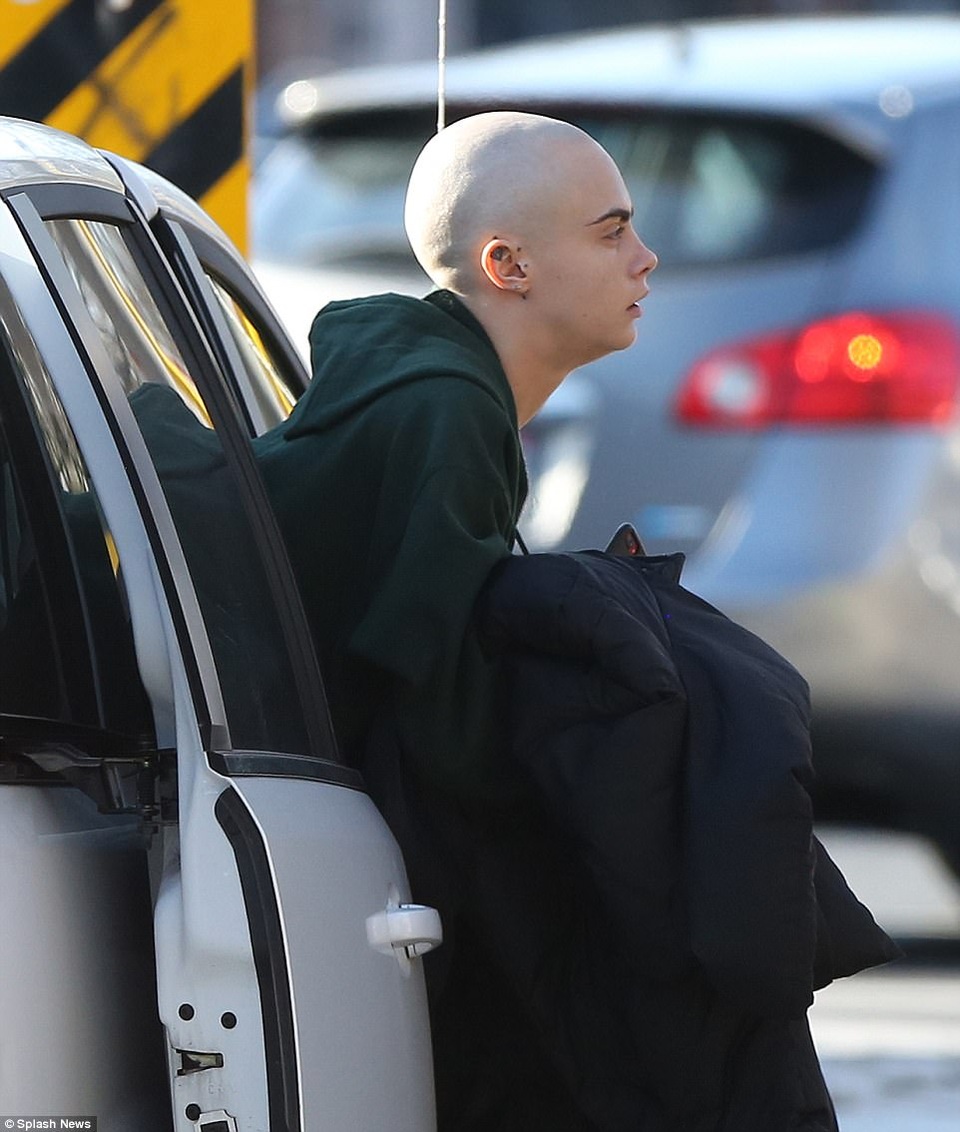 Ngỡ ngàng siêu mẫu nổi tiếng cạo trọc đầu để đóng phim - 3 Cara Delevingne trở thành siêu mẫu nổi tiếng thế giới hồi năm 2011, dù vậy, cô đã tuyên bố giải nghệ hồi năm 2015 và cho biết nguyên nhân đưa đến quyết định này là bởi những căng thẳng, áp lực của nghề người mẫu khiến bệnh vẩy nến của cô càng trở nặng.