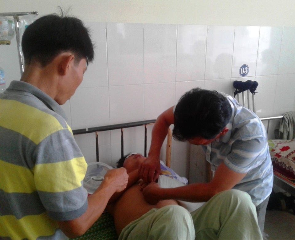 Vụ lật xe giường nằm: Tại trời mưa đường trơn? - 3
Chủ xe Lê Ngọc Đặng bị thương nặng vừa được mổ sáng nay và phải điều trị dài ngày