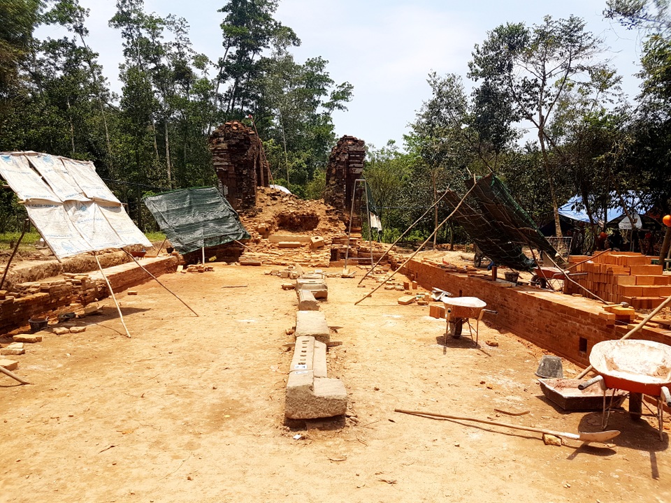 Phát hiện một đường cổ chìm trong lòng đất ở Thánh địa Mỹ Sơn - 2 Con đường cổ dẫn vào tháp K mới vừa phát lộ và đang được khai quật, trùng tu