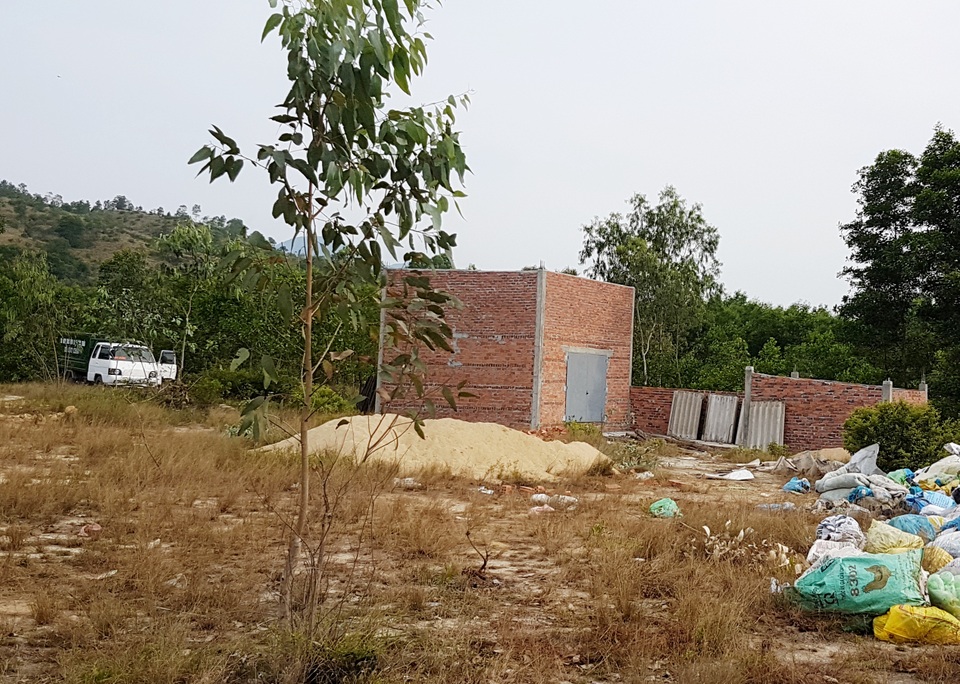 Quảng Nam: Xã xây trạm xử lý rác không phép! - 2
Trạm xử lý rác thải không phép đang xây dựng dở dang