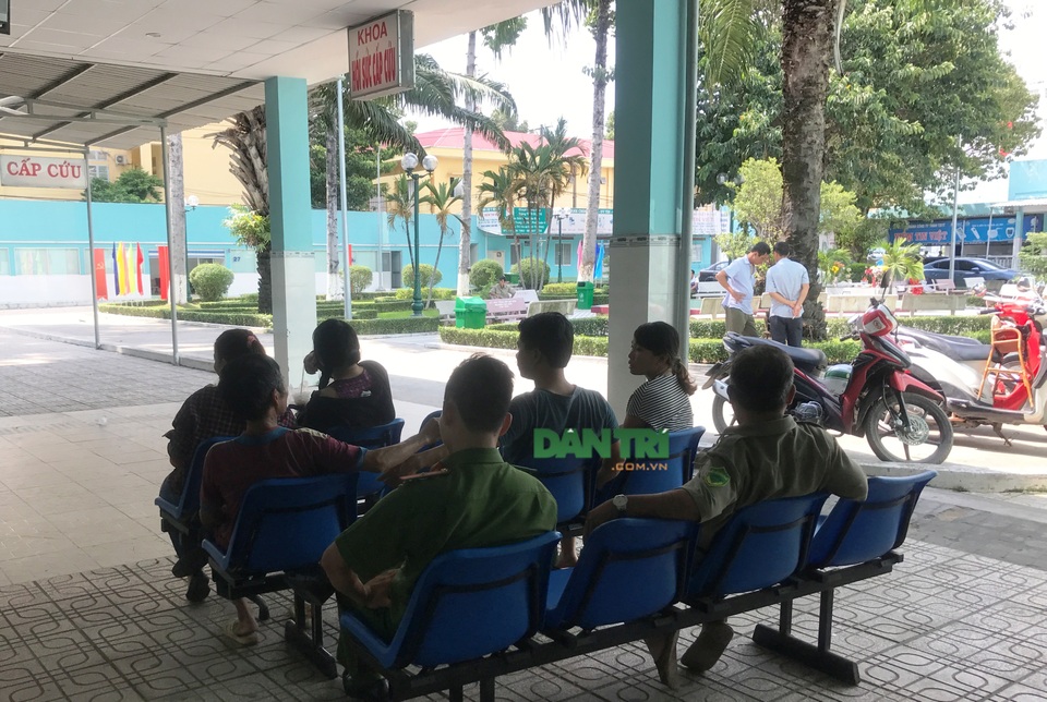 Cửa hàng trưởng Coop Food bị đâm nguy kịch ở Sài Gòn - 2 Nghi can dùng dao đâm vợ trọng thương, rồi tự đâm vào mình bị thương đang cấp cứu tại BV Quân dân Y miền Đông, dưới sự giám sát của lực lượng Công an.