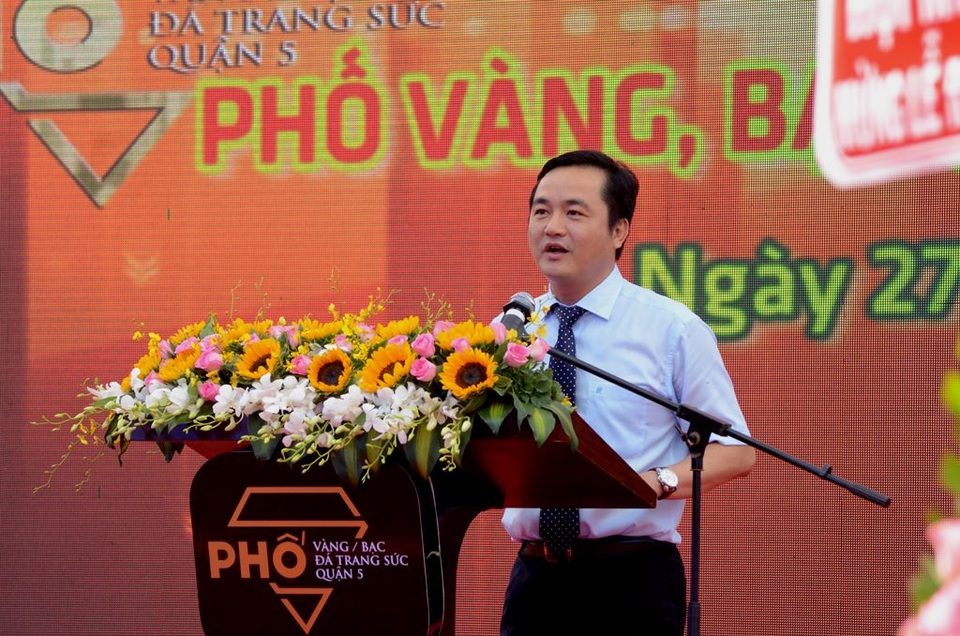 Phố vàng bạc, trang sức hút khách du lịch - 2 Ông Bùi Tá Hoàng Vũ, Giám đốc Sở Du lịch TPHCM phát biểu tại lễ ra mắt, phía dưới bục phát biểu là lô gô nhận diện của khu phố.