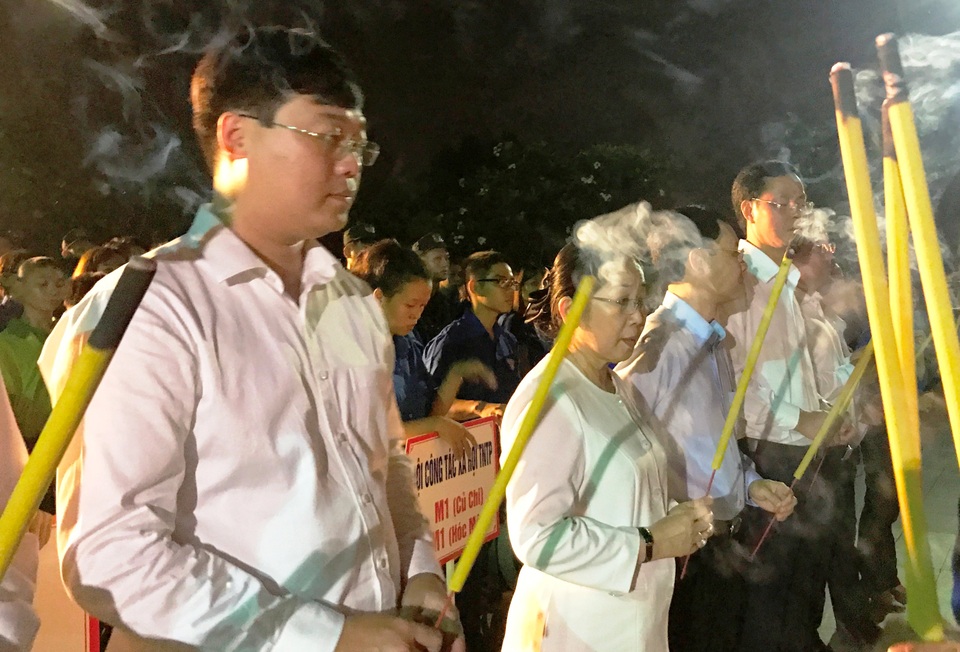 Tuổi trẻ TPHCM thắp nến tri ân các Anh hùng Liệt sĩ - 3 Bí thư thứ nhất Ban chấp hành Trung ương Đoàn Lê Quốc Phong (người đứng bìa trái) cùng lãnh đạo Thành uỷ, UBND TPHCM...dâng hương lên đài tưởng niệm các AHLS.