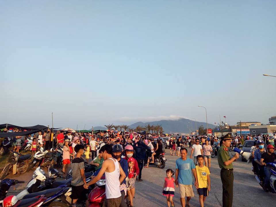 
Tấp nập du khách trên các tuyến đường dẫn ra bãi biển Thạch Bằng
